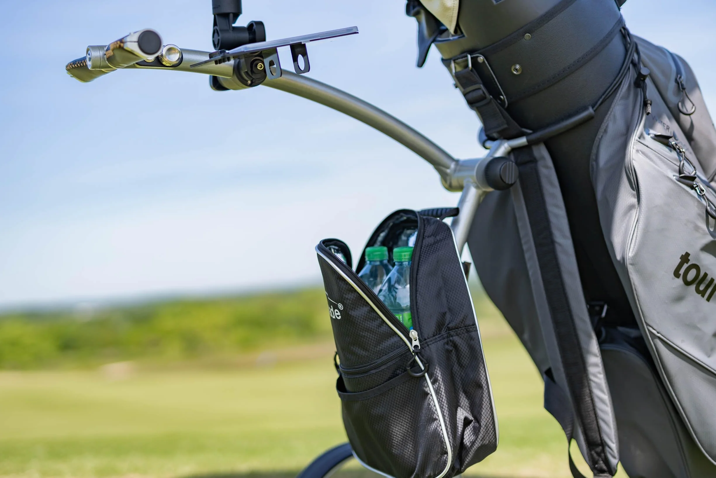 tour made Caddy Cooler I Kühl- und Accessoiretasche für Elektro- & Push Golftrolleys I Auch für Haicaddy-Trolleys und andere Marken mit ähnlichem Rahmen