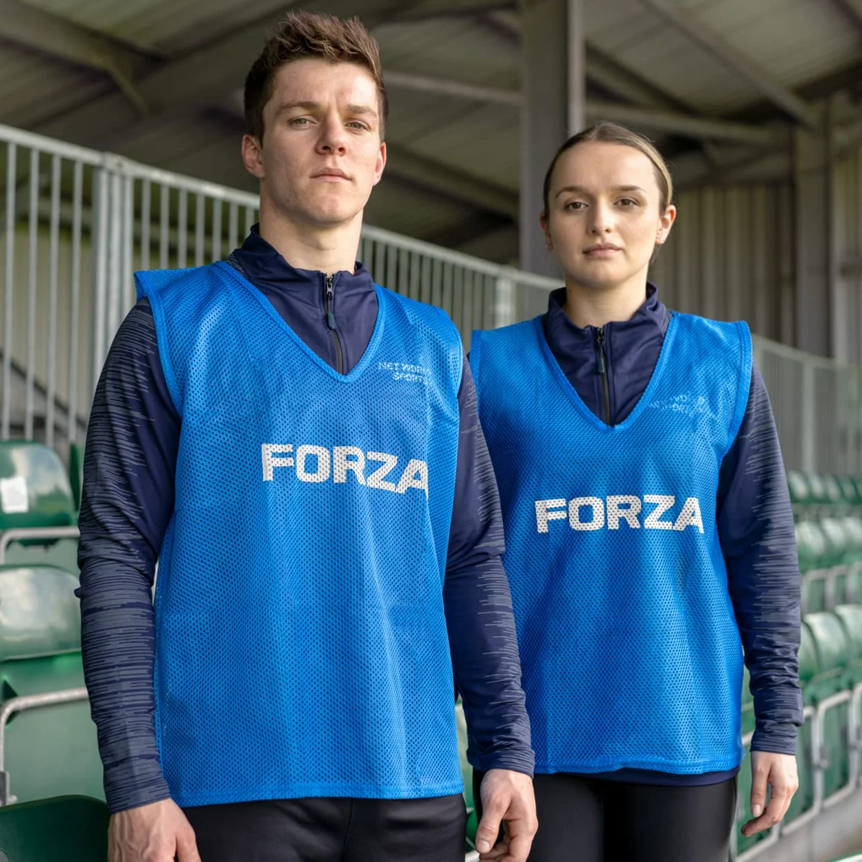 FORZA Training Leibchen (15er-Set) – Multifarbige Trainingswesten Größen | Fussball Leibchen Kinder & Leibchen Erwachsene | Fussballtraining Zubehör