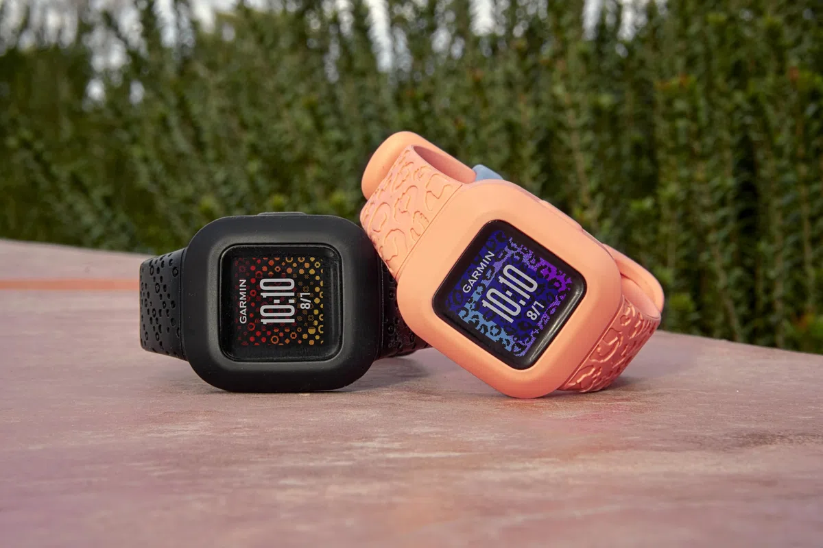 Garmin vívofit jr. 3 – wasserdichter, digitaler Aktivitätstracker für Kinder ab 4 Jahren, Schrittzähler, 1,4 cm Display, Notfallkontakt, bis zu 1 Jahr Batterielaufzeit, Abenteuerwelt & Quiz