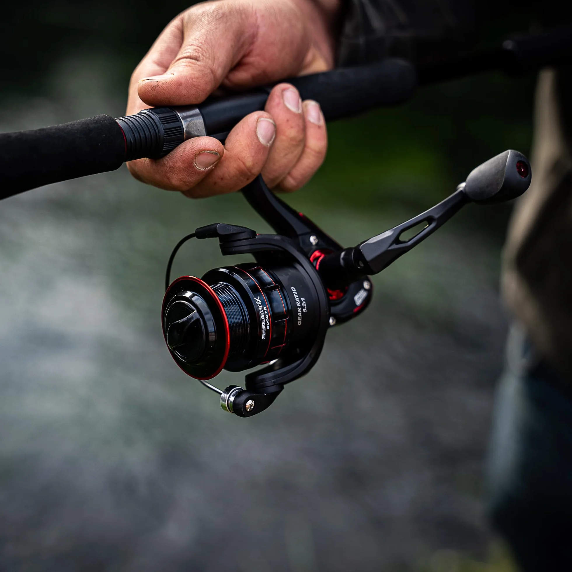 Abu Garcia Cardinal X Spinnrolle; Hochleistungsrolle für das Angeln mit Raubfischködern im Süßwasser, ideal für die Jagd auf Forelle, Barsch, Hecht und Lachs, Unisex, schwarz/rot, verschiedene Größen