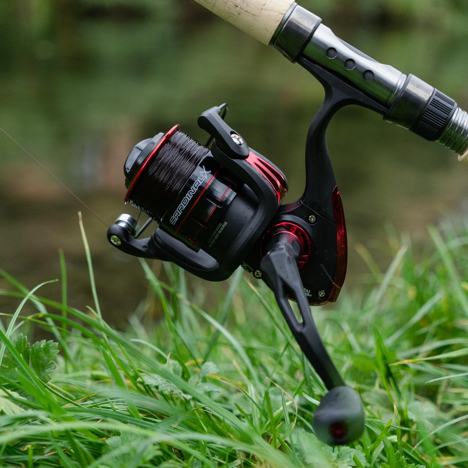 Abu Garcia Cardinal X Spinnrolle; Hochleistungsrolle für das Angeln mit Raubfischködern im Süßwasser, ideal für die Jagd auf Forelle, Barsch, Hecht und Lachs, Unisex, schwarz/rot, verschiedene Größen