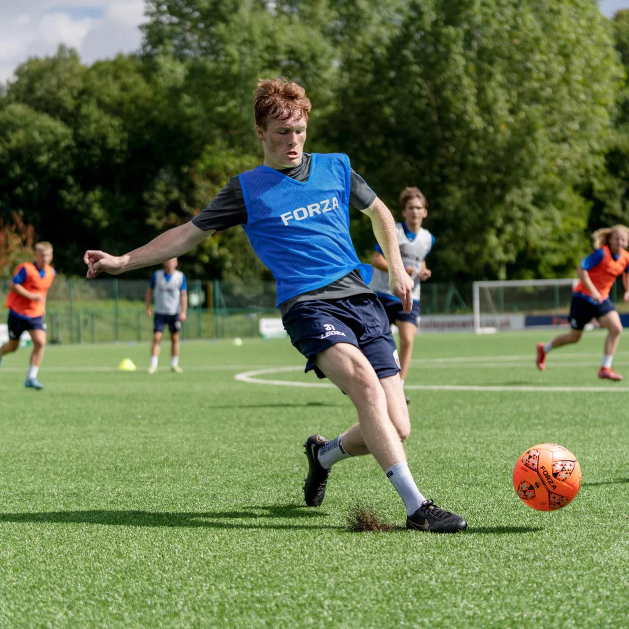 FORZA Training Leibchen (15er-Set) – Multifarbige Trainingswesten Größen | Fussball Leibchen Kinder & Leibchen Erwachsene | Fussballtraining Zubehör