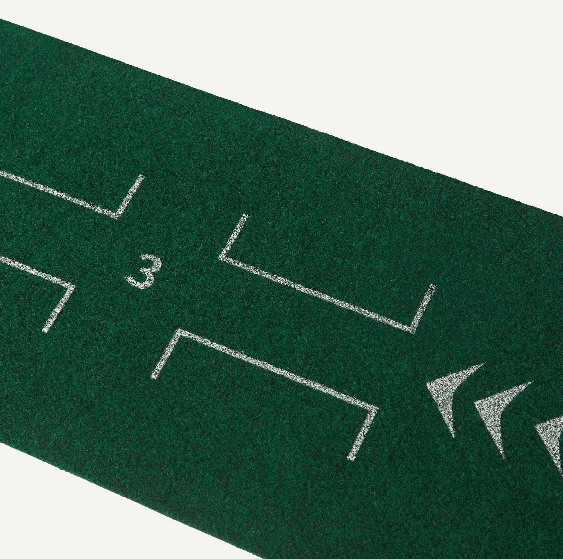 Amazon Basics Puttingmatte mit automatischer Ballrückführung – Golf-Trainingsmatte mit Ausrichtungshilfen, Übungsgrün für drinnen und draußen, 277cm x 36,5cm, Grün