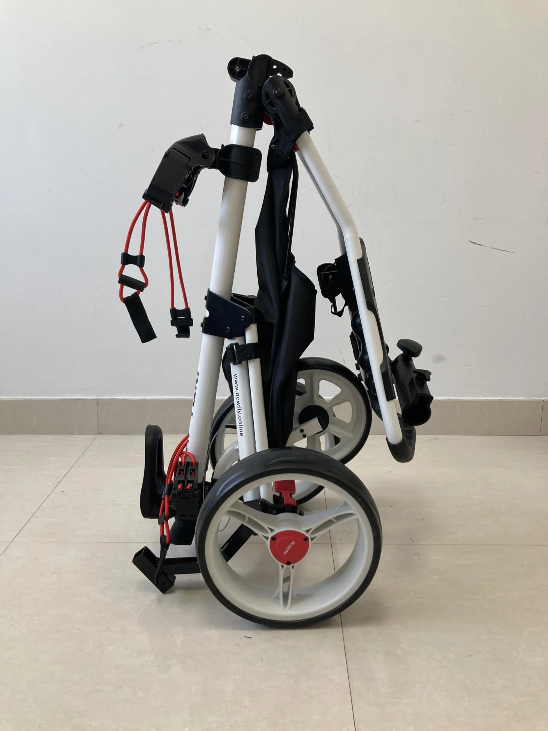 Newfly Golftrolley mit 3 Rädern, Ultraleicht, zusammenklappbar, mit Fußbremse, einfach zu öffnen und zu schließen, Golfwagen, mit Schirmhalter und Aufbewahrungstasche, Rot