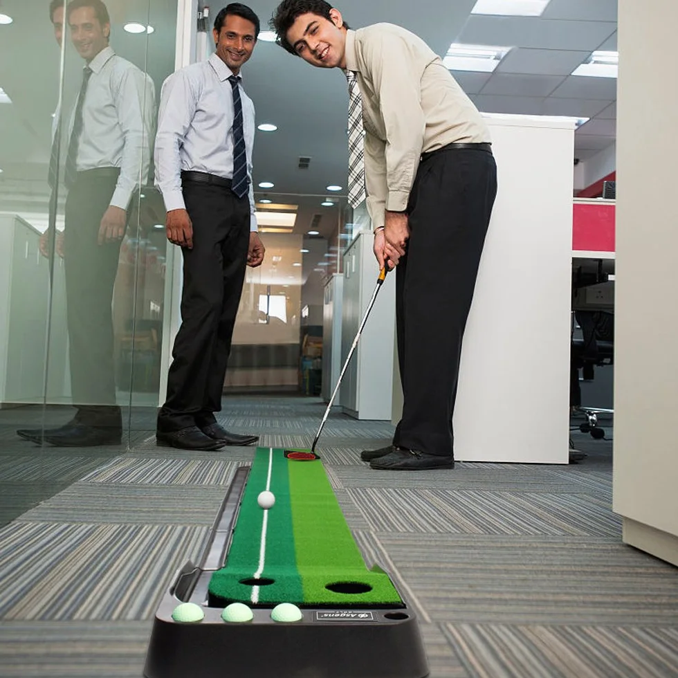 Minigolf für zuhause, Putting Matte mit Auto-Rückkehr & Kunstrasen – Minigolf Set mit 3 Golfbällen, Putting Trainer Indoor/Outdoor für Anfänger & Profis