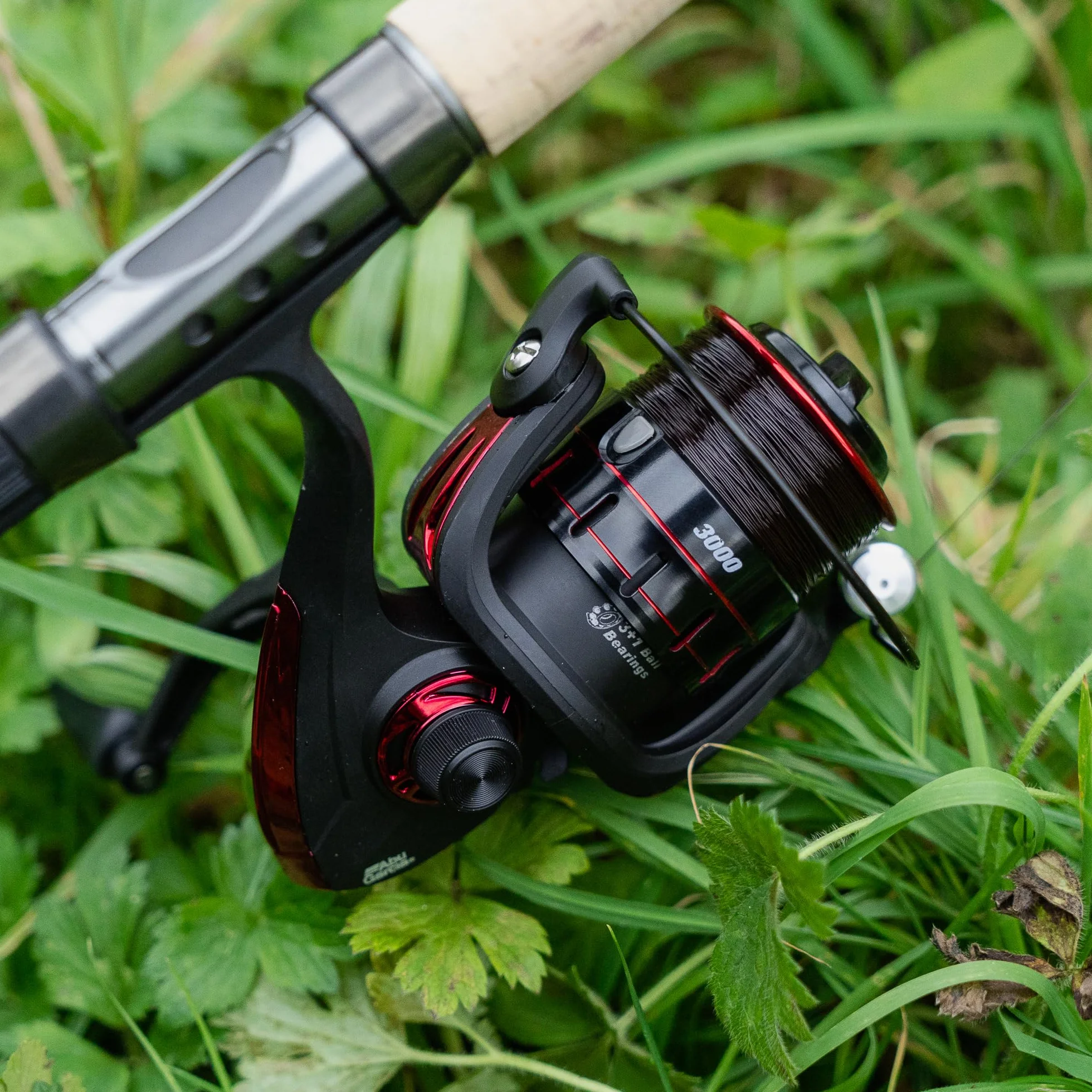 Abu Garcia Cardinal X Spinnrolle; Hochleistungsrolle für das Angeln mit Raubfischködern im Süßwasser, ideal für die Jagd auf Forelle, Barsch, Hecht und Lachs, Unisex, schwarz/rot, verschiedene Größen
