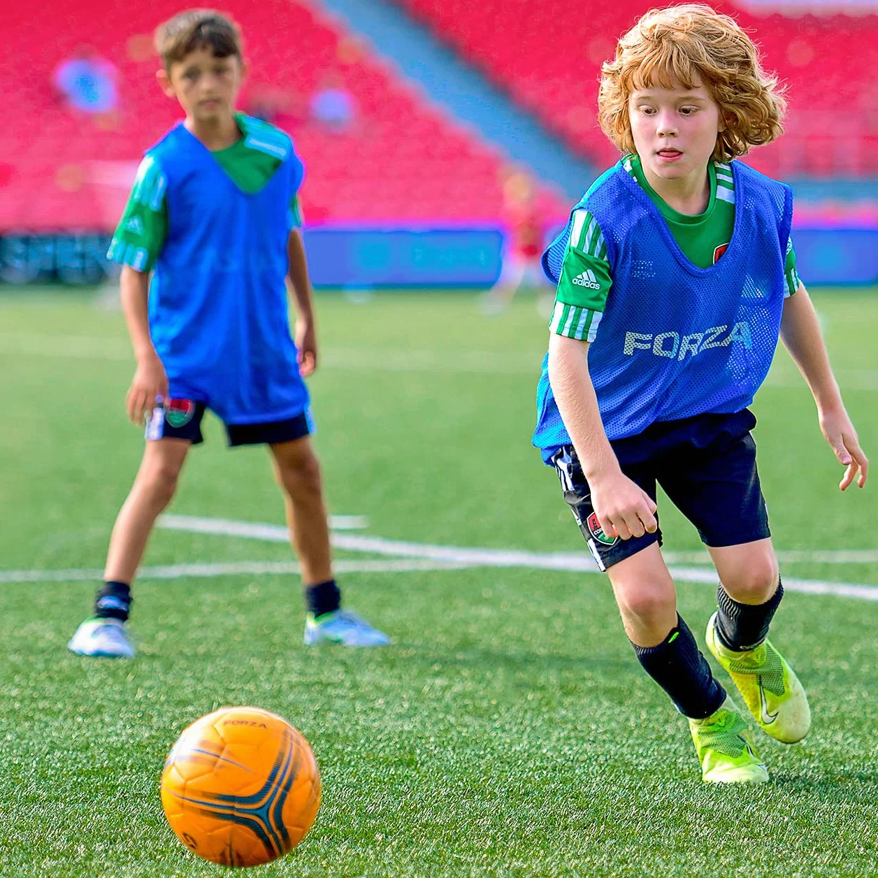 FORZA Training Leibchen (15er-Set) – Multifarbige Trainingswesten Größen | Fussball Leibchen Kinder & Leibchen Erwachsene | Fussballtraining Zubehör