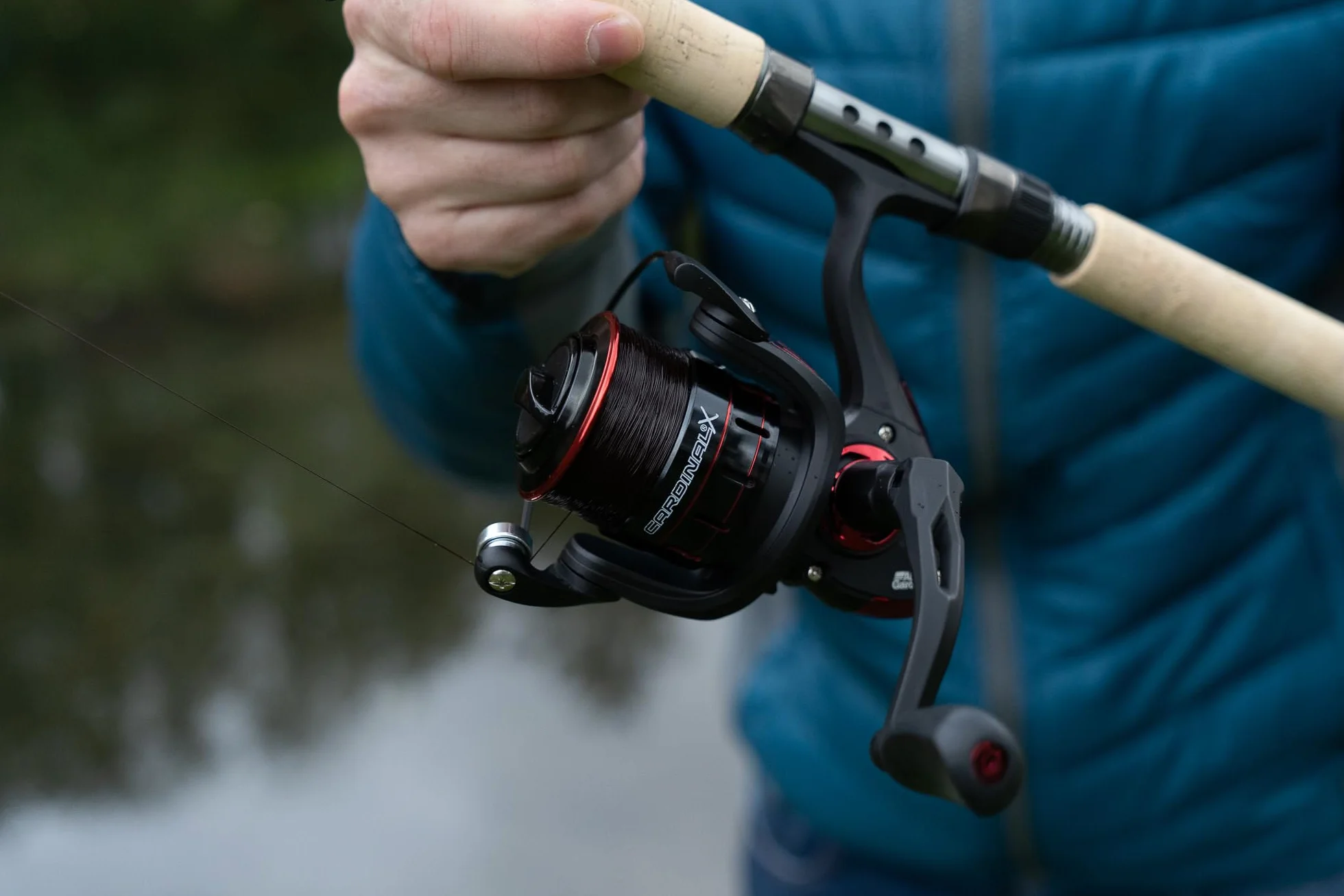 Abu Garcia Cardinal X Spinnrolle; Hochleistungsrolle für das Angeln mit Raubfischködern im Süßwasser, ideal für die Jagd auf Forelle, Barsch, Hecht und Lachs, Unisex, schwarz/rot, verschiedene Größen