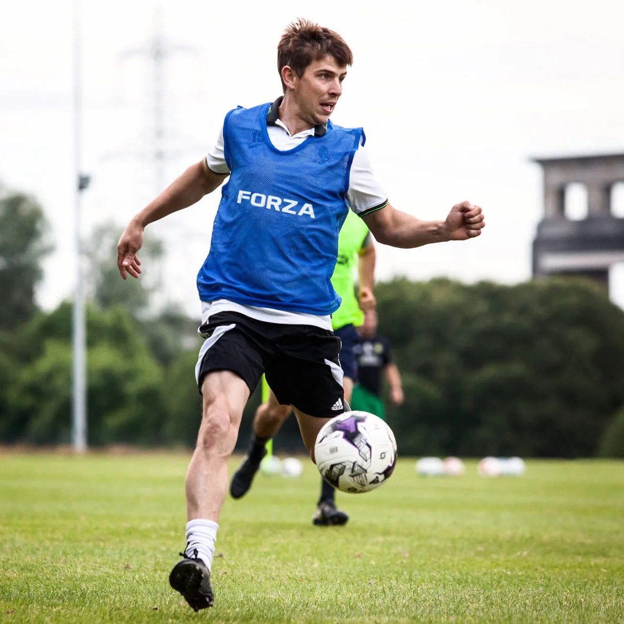 FORZA Training Leibchen (15er-Set) – Multifarbige Trainingswesten Größen | Fussball Leibchen Kinder & Leibchen Erwachsene | Fussballtraining Zubehör