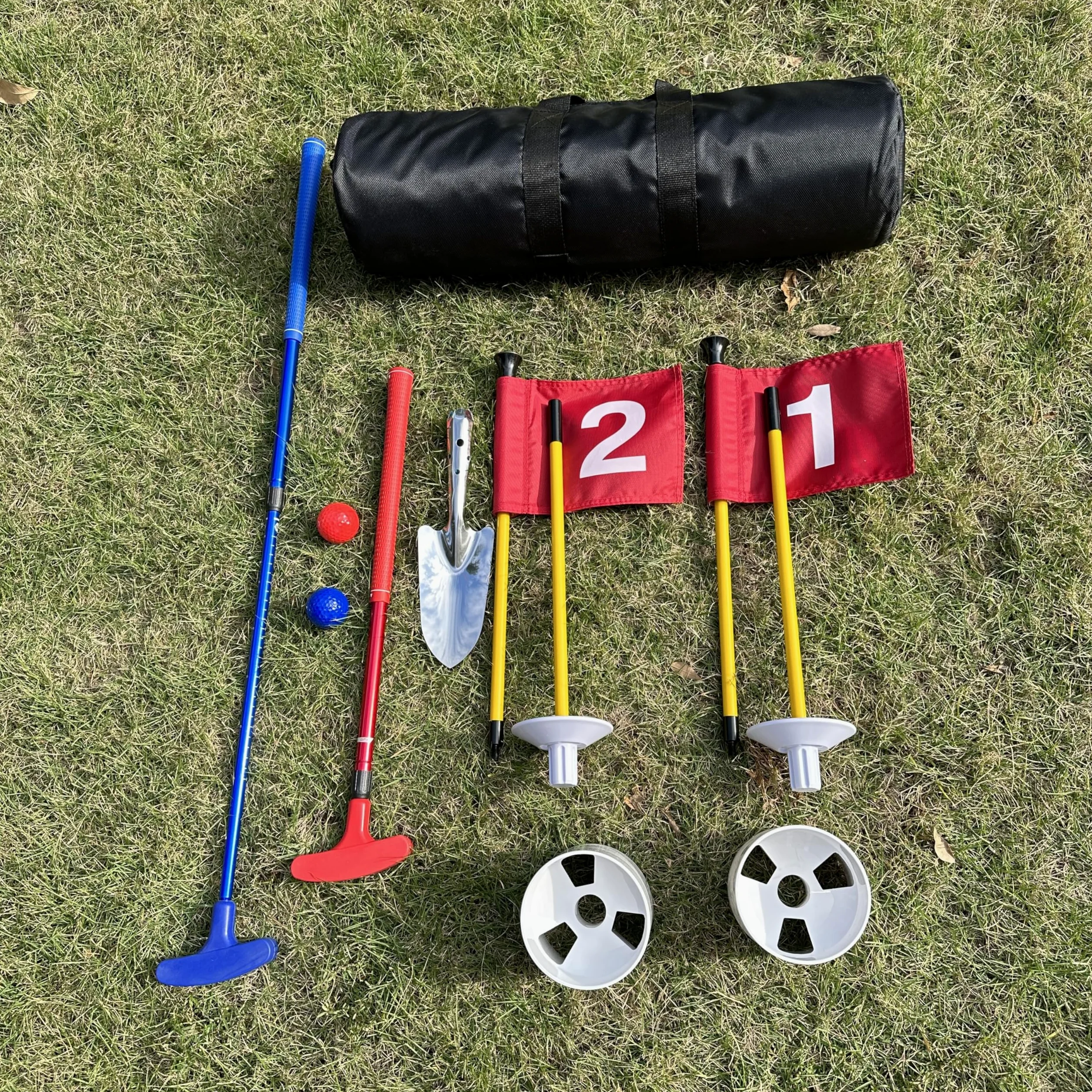 Mini-Golfplatz für Strand und Hinterhof, 2 x verstellbare Golf-Putter, 2 x Golfflaggen und Putting-Lochbecher, 2 x Golfbälle, 1 x Bagger und Reisetasche