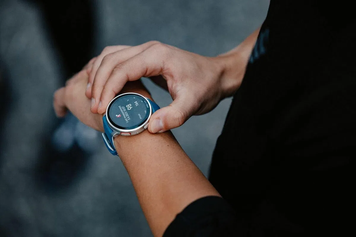 Polar Pacer Pro & H10 – Moderne GPS-Sportuhr & Herzfrequenzsensor, Pulsuhr, Smartwatch für Männer und Frauen, Laufuhr Training, Schlafüberwachung und Activity Tracker