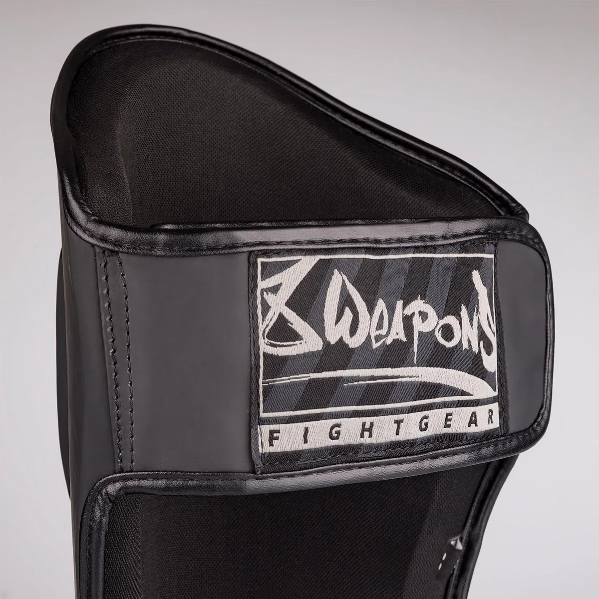 8 WEAPONS Schienbeinschoner Unlimited 2.0, Schwarz-matt, Training & Wettkampf, Hochwertiges Kunstleder und perfekte Dämpfung, Muay Thai, K1, MMA, Karate & Kickboxen